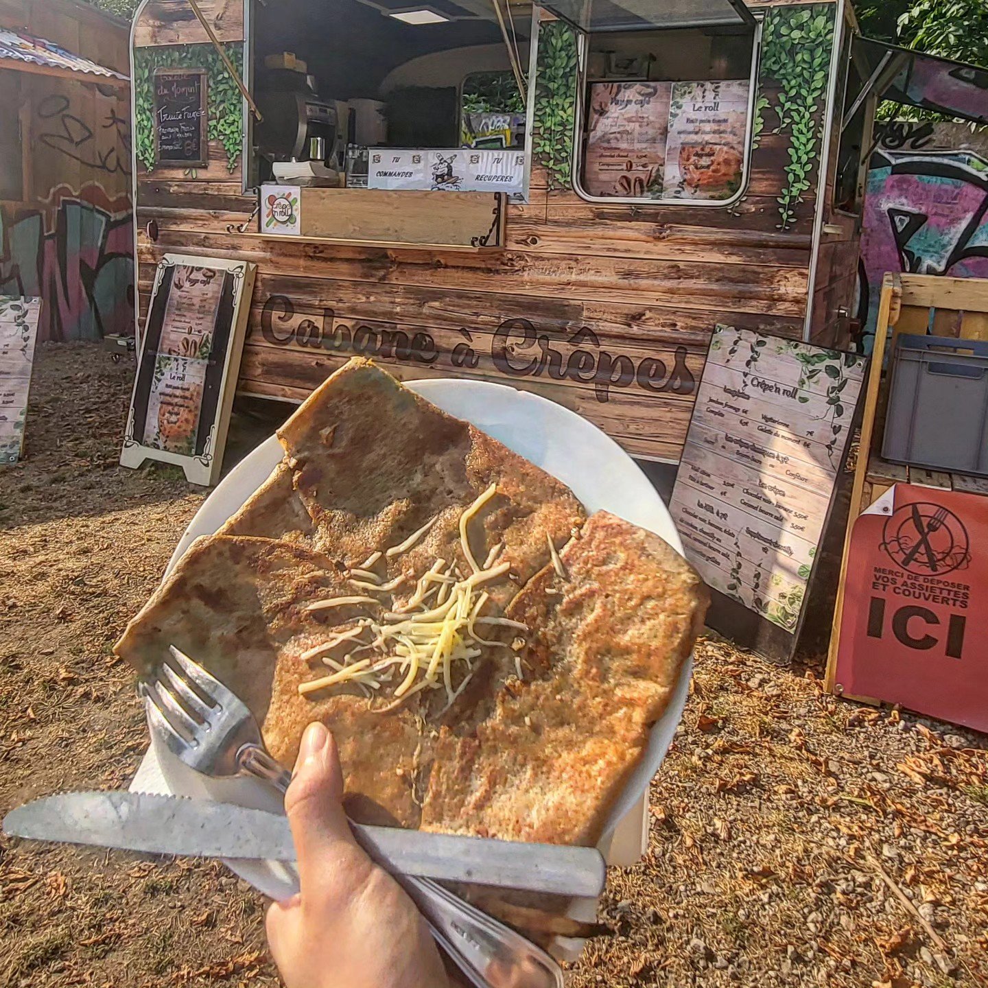 Délicieuse galette salée servie devant le camion